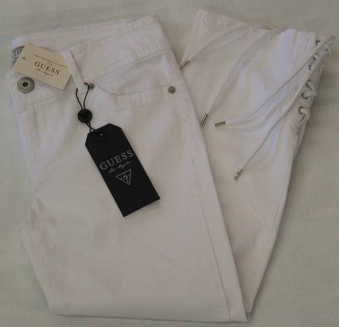 Guess Capri denim jeans, Guess Ladies Capri stretch, low rise, slim fit, black and white denim jeans, Hamper's Jeans Toronto Ontario.